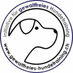 Rundes Logo mit einer schwarzen Linienzeichnung eines Hundekopfes im Profil. Im äußeren Ring steht der Text „Initiative für gewaltfreies Hundetraining“ sowie die Website „www.gewaltfreies-hundetraining.ch“. Das Wort „gewaltfreies“ ist in blauer Schrift hervorgehoben.